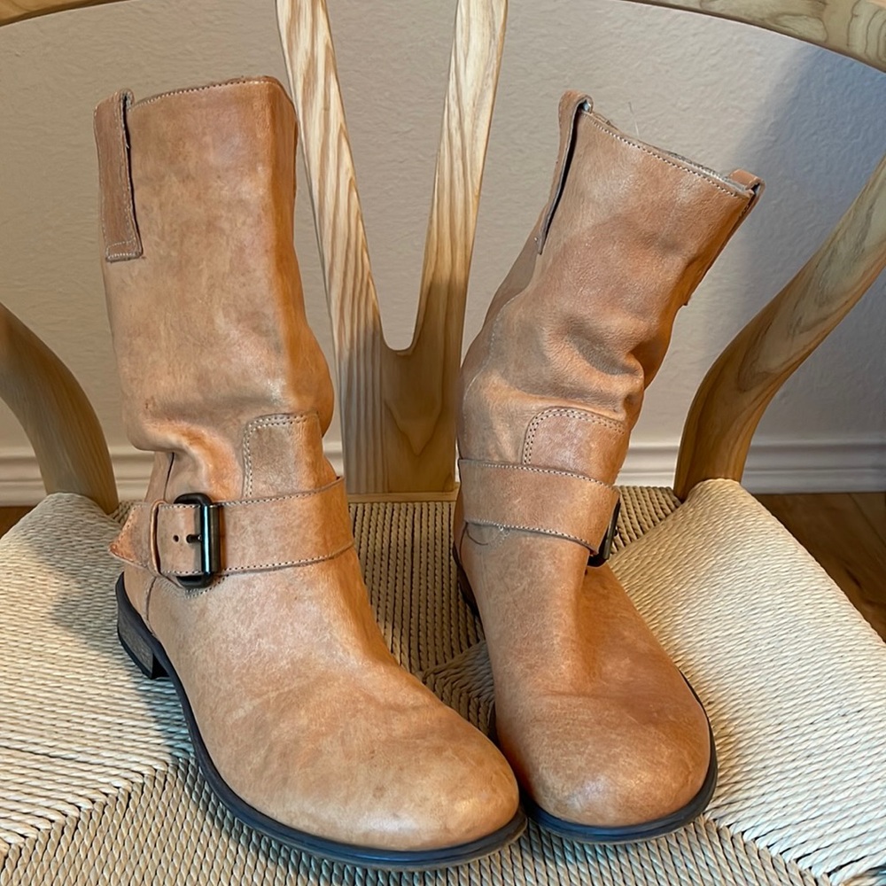 Peperosa natural leather womens boots size 39.